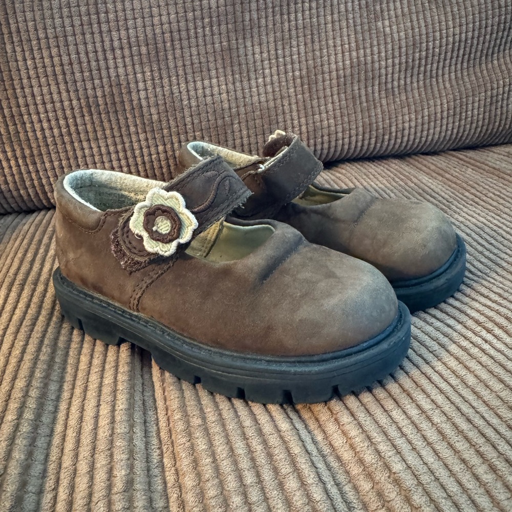 Girl Cherokee size 8 Brown dress Kids Shoes with Flower Detail